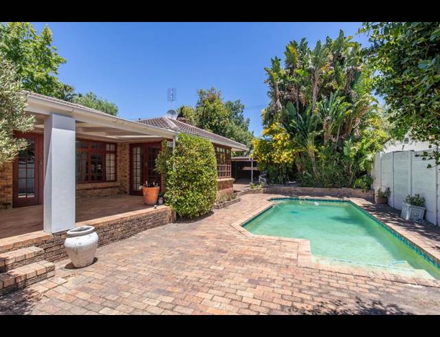 5 BEDROOM HOUSE FOR SALE IN CONSTANTIA